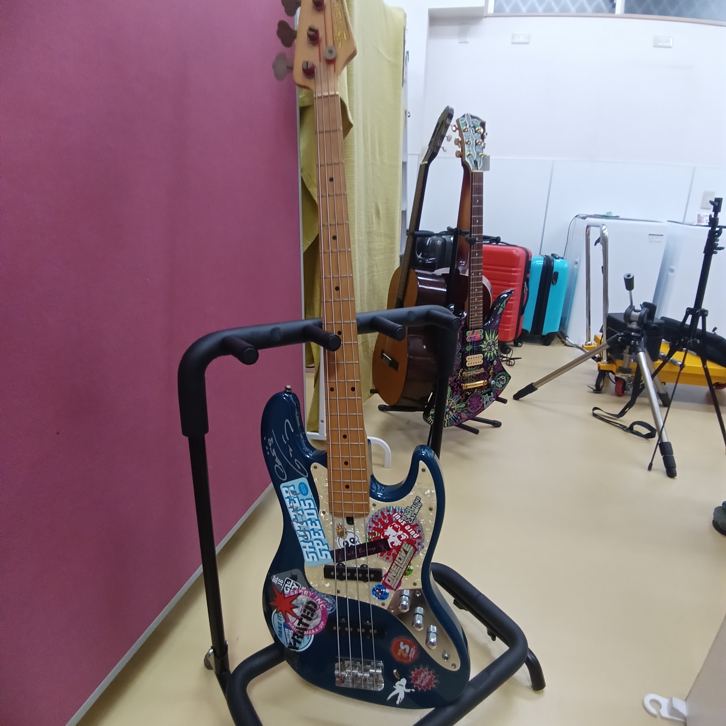 サイン入りベースギター